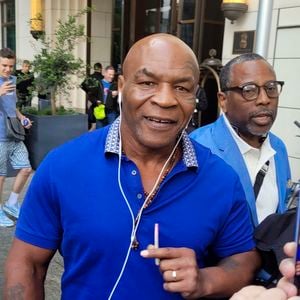Mike Tyson, un joint aux lèvres, devant le Ritz-Carlton à Berlin, le 13 juin 2026.