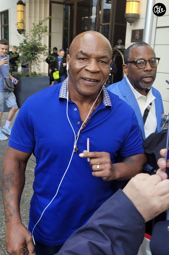 Mike Tyson, un joint aux lèvres, devant le Ritz-Carlton à Berlin, le 13 juin 2026.