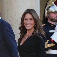 Objectif ventre plat à la plage : l'astuce des "abdominaux incognitos" validée par Carla Bruni pour se muscler en bronzant
