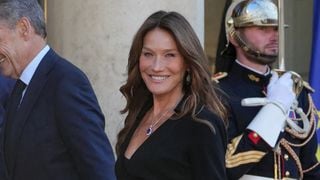 Objectif ventre plat à la plage : l'astuce des "abdominaux incognitos" validée par Carla Bruni pour se muscler en bronzant