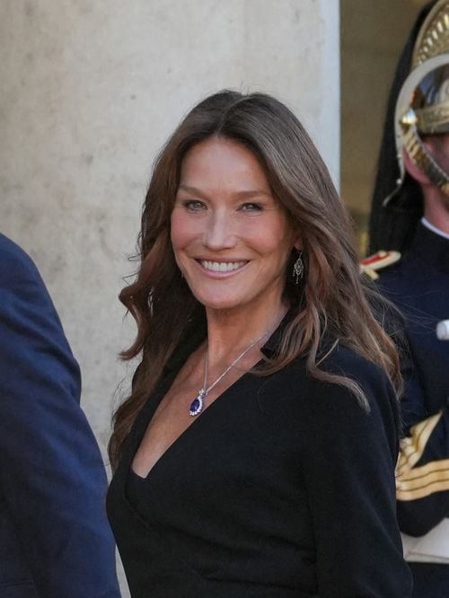 Objectif ventre plat à la plage : l'astuce des "abdominaux incognitos" validée par Carla Bruni pour se muscler en bronzant