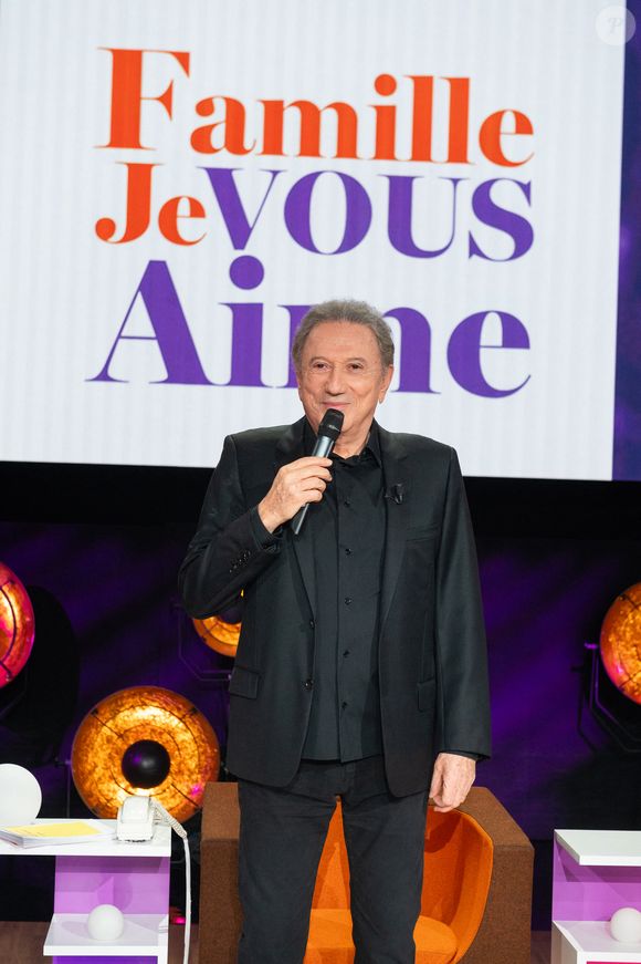 Exclusif - Michel Drucker lors de l'enregistrement de l'émission "Famille je vous aime" présentée par M. Drucker et qui sera diffusée le 13 juin 2025 sur France 3, aux Studios rive gauche à Paris, France, le 15 avril 2025. © Clovis-Gaffiot/Bestimage