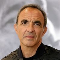 Nikos Aliagas a le coeur lourd : l'animateur salue la mémoire d'un "grand artiste" qui s'en est allé à 78 ans, "Un homme bon et humble"