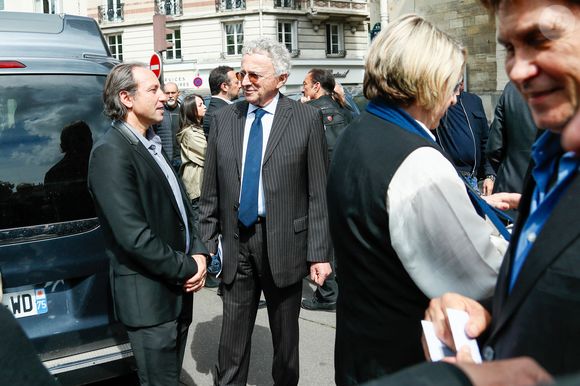 Philippe Candeloro et Nelson Monfort à la sortie des obsèques du producteur Humbert Ibach (Mémé Ibach), figure du disque et de la TV des années 70/90, en l’église Notre Dame d’Auteuil à Paris, France, le 12 mai 2025. © Christophe Clovis/Bestimage