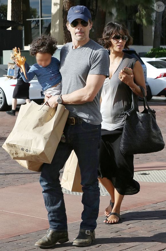 Halle Berry, son mari Olivier Martinez et leur fils Maceo lors d'une sortie shopping chez Burro à Malibu, le 25 janvier 2015
