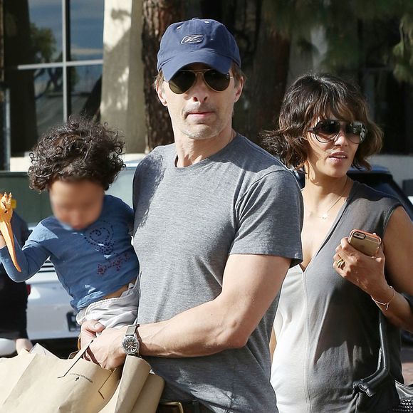 Halle Berry, son mari Olivier Martinez et leur fils Maceo lors d'une sortie shopping chez Burro à Malibu, le 25 janvier 2015