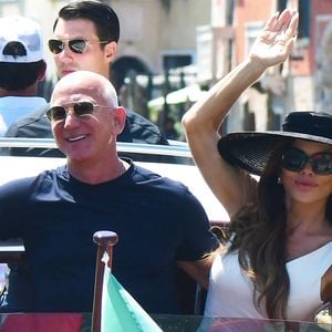 Venise, ITALIE Le couple nouvellement marié Jeff Bezos et Lauren Sanchez quittent l'hôtel Aman en bateau-taxi. Ils poursuivent leur séjour romantique à Venise par une croisière glamour sur les canaux. Souriants et détendus, ils apprécient le charme de la ville.
©Backgrid UK/ Bestimage