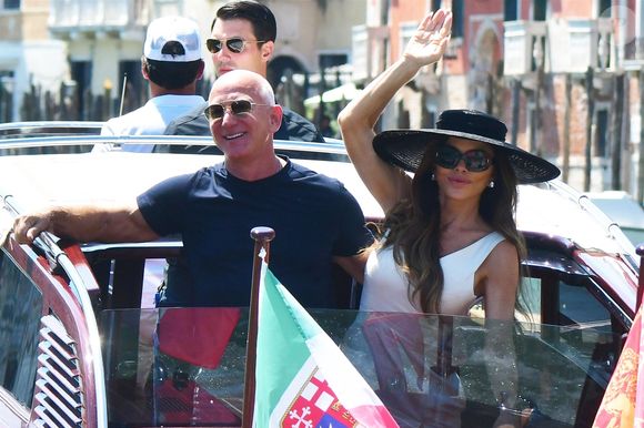 Venise, ITALIE Le couple nouvellement marié Jeff Bezos et Lauren Sanchez quittent l'hôtel Aman en bateau-taxi. Ils poursuivent leur séjour romantique à Venise par une croisière glamour sur les canaux. Souriants et détendus, ils apprécient le charme de la ville.
©Backgrid UK/ Bestimage