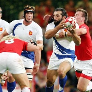 Le rugby actuel semble pourtant s'être amélioré à ce niveau-là, avec des protocoles pour encadrer ces commotions. Mais Alix Popham, lui, n''est pas de cet avis : "Ce sont des écrans de fumées."

Les Gallois Matthew Rees et Alix Popham se rapprochent du Français Sebastian Chabal pendant le match des Invesco Perpetual Summer Series, Pays de Galles contre France au Millennium Stadium de Cardiff, Royaume-Uni, le 26 août 2007. La France s'est imposée 34-7. Photo by David Jones/PA/Cameleon/ABACAPRESS.COM