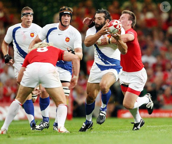 Le rugby actuel semble pourtant s'être amélioré à ce niveau-là, avec des protocoles pour encadrer ces commotions. Mais Alix Popham, lui, n''est pas de cet avis : "Ce sont des écrans de fumées."

Les Gallois Matthew Rees et Alix Popham se rapprochent du Français Sebastian Chabal pendant le match des Invesco Perpetual Summer Series, Pays de Galles contre France au Millennium Stadium de Cardiff, Royaume-Uni, le 26 août 2007. La France s'est imposée 34-7. Photo by David Jones/PA/Cameleon/ABACAPRESS.COM