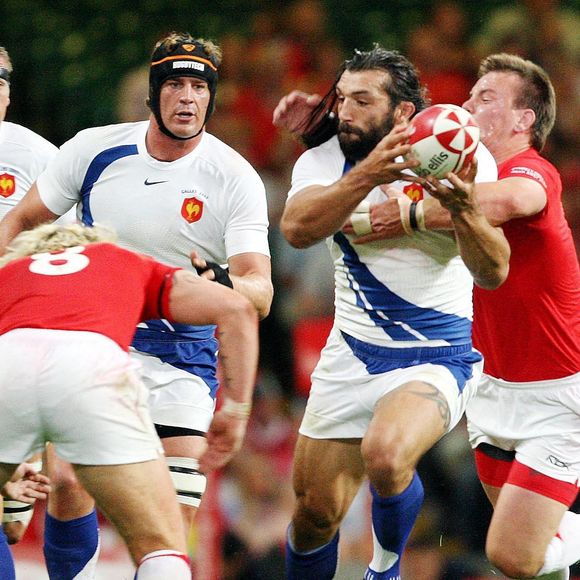Le rugby actuel semble pourtant s'être amélioré à ce niveau-là, avec des protocoles pour encadrer ces commotions. Mais Alix Popham, lui, n''est pas de cet avis : "Ce sont des écrans de fumées."

Les Gallois Matthew Rees et Alix Popham se rapprochent du Français Sebastian Chabal pendant le match des Invesco Perpetual Summer Series, Pays de Galles contre France au Millennium Stadium de Cardiff, Royaume-Uni, le 26 août 2007. La France s'est imposée 34-7. Photo by David Jones/PA/Cameleon/ABACAPRESS.COM
