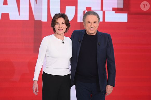 "À chaque étage il y avait quelqu’un", a rappelé Michel Drucker.

Mathilde Seigner et Michel Drucker - Enregistrement de l'émission Vivement dimanche au studio Rive gauche, présentée par Michel Drucker . Diffusion sur France 3  © Guillaume Gaffiot/Bestimage
