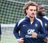 “Vous voyez, il est plutôt pas mal. À l'époque, c'était un petit ado avec les cheveux un peu bouclés, longs, il faisait un peu surfeur”, ajoute-t-elle

Antoine Griezmann - Entraînement de l’équipe de France de football à Clairefontaine le 2 septembre 2024. Baptiste Autissier / Panoramic / Bestimage