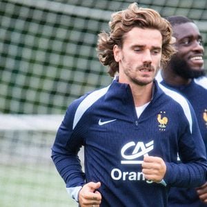 “Vous voyez, il est plutôt pas mal. À l'époque, c'était un petit ado avec les cheveux un peu bouclés, longs, il faisait un peu surfeur”, ajoute-t-elle

Antoine Griezmann - Entraînement de l’équipe de France de football à Clairefontaine le 2 septembre 2024. Baptiste Autissier / Panoramic / Bestimage
