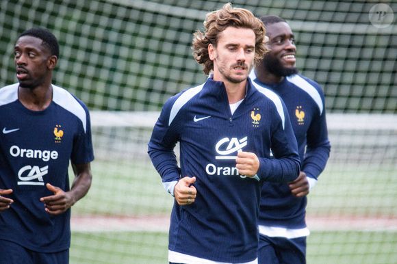 “Vous voyez, il est plutôt pas mal. À l'époque, c'était un petit ado avec les cheveux un peu bouclés, longs, il faisait un peu surfeur”, ajoute-t-elle

Antoine Griezmann - Entraînement de l’équipe de France de football à Clairefontaine le 2 septembre 2024. Baptiste Autissier / Panoramic / Bestimage