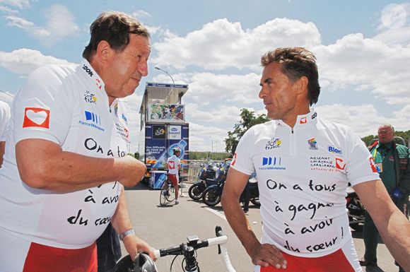 Guy Roux, ancien entraîneur de football, et Gérard Holtz, journaliste de télévision, assistent à la course caritative 'L'Etape du Coeur' avant la 4ème étape du Tour de France entre Tours et Blois, pour l'association 'Mecenat Chirurgie Cardiaque' le 5 juillet 2005. Photo par Nicolas Gouhier/Cameleon/ABACAPRESS.COM