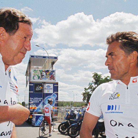 Guy Roux, ancien entraîneur de football, et Gérard Holtz, journaliste de télévision, assistent à la course caritative 'L'Etape du Coeur' avant la 4ème étape du Tour de France entre Tours et Blois, pour l'association 'Mecenat Chirurgie Cardiaque' le 5 juillet 2005. Photo par Nicolas Gouhier/Cameleon/ABACAPRESS.COM
