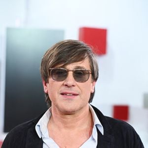 Il estime même que cette tristesse devient progressivement "sournoise" et "de plus en plus [...] forte", contrairement à ce qu'il imaginait au début de son deuil.

Thomas Dutronc lors de l'enregistrement de l'émission Vivement dimanche au studio Rive gauche, présentée par M. Drucker, diffusée sur France 3, le 1er mars 2026, à Paris, France, le 18 février 2026.

© Guillaume Gaffiot/Bestimage