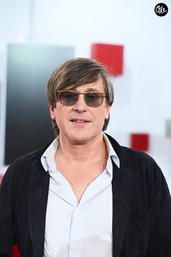 Il estime même que cette tristesse devient progressivement "sournoise" et "de plus en plus [...] forte", contrairement à ce qu'il imaginait au début de son deuil.

Thomas Dutronc lors de l'enregistrement de l'émission Vivement dimanche au studio Rive gauche, présentée par M. Drucker, diffusée sur France 3, le 1er mars 2026, à Paris, France, le 18 février 2026.

© Guillaume Gaffiot/Bestimage