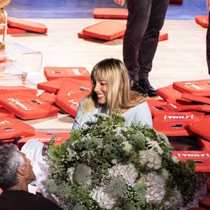 Exclusif - Nagui offre des fleurs à sa femme Mélanie Page à la fin de la représentation de la pièce "Le temps qui reste" lors du Festival de Ramatuelle. Le 2 août 2019. © Cyril Bruneau / Festival de Ramatuelle / Bestimage