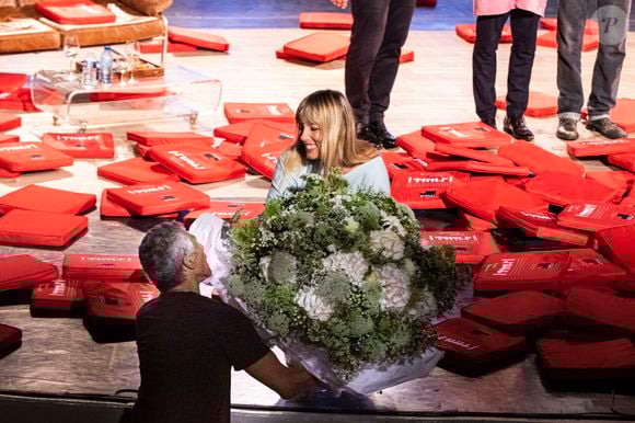 Exclusif - Nagui offre des fleurs à sa femme Mélanie Page à la fin de la représentation de la pièce "Le temps qui reste" lors du Festival de Ramatuelle. Le 2 août 2019. © Cyril Bruneau / Festival de Ramatuelle / Bestimage