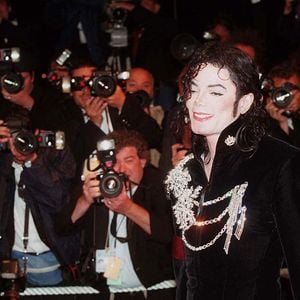 Cet engouement s'apprête d'ailleurs à embraser encore d'avantage la France avec une vente aux enchères exceptionnelle organisée par le 3 juin prochain à Neuilly-sur-Seine.

Archives - Michael Jackson en visite au Festival de Cannes

© Bestimage