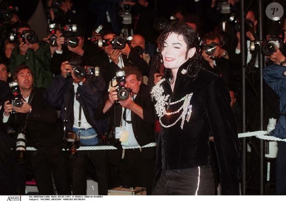 Cet engouement s'apprête d'ailleurs à embraser encore d'avantage la France avec une vente aux enchères exceptionnelle organisée par le 3 juin prochain à Neuilly-sur-Seine.

Archives - Michael Jackson en visite au Festival de Cannes

© Bestimage