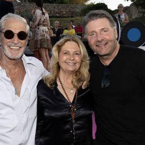 Sylvie Siri (maire de Saint-Tropez), Jean-Claude Darmon et Philippe Lellouche n'ont également pas manqué ce rendez-vous.

Semi-exclusif - Jean-Claude Darmon, Sylvie Siri (maire de Saint-Tropez), Philippe Lellouche en backstage de la première édition du "Do You Comedy" à la Citadelle de Saint-Tropez, Côte d'Azur, France, le 29 juin 2025. © Cyril Moreau/Bestimage