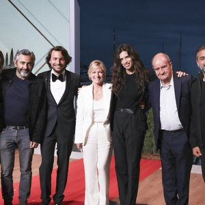 Exclusif - Selah Sue, Eric Toledano, Bertrand Chameroy, Anne-Elisabeth Lemoine, Maïwenn Le Besco, Pierre Lescure, Olivier Nakache - Premier plateau de l'émission "C à vous" lors du 76ème Festival International du Film de Cannes le 17 mai 2023. © Jack Tribeca / Bestimage