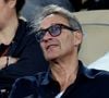 Inquiet, l'animateur a alors surveillé l'état des routes, redoutant de se retrouver bloqué sur la presqu'île.

Julien Courbet dans les tribunes lors des Internationaux de France de Tennis de Roland Garros 2026 le 3 juin 2026.

© Jacovides / Moreau / Bestimage