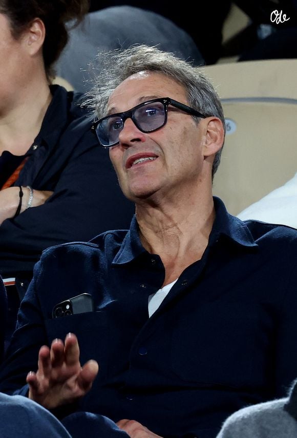 Inquiet, l'animateur a alors surveillé l'état des routes, redoutant de se retrouver bloqué sur la presqu'île.

Julien Courbet dans les tribunes lors des Internationaux de France de Tennis de Roland Garros 2026 le 3 juin 2026.

© Jacovides / Moreau / Bestimage