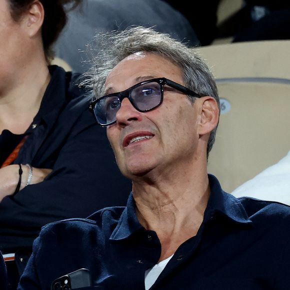 Inquiet, l'animateur a alors surveillé l'état des routes, redoutant de se retrouver bloqué sur la presqu'île.

Julien Courbet dans les tribunes lors des Internationaux de France de Tennis de Roland Garros 2026 le 3 juin 2026.

© Jacovides / Moreau / Bestimage