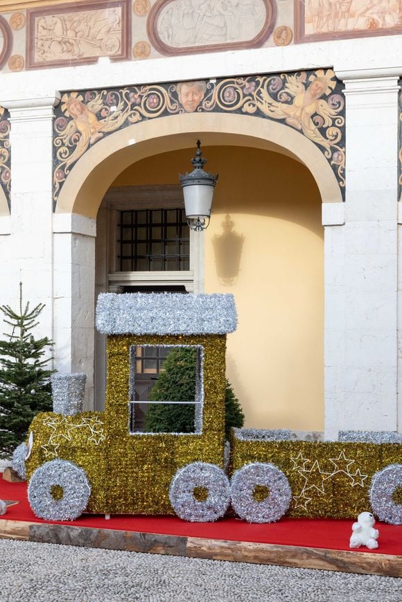 La famille princière de Monaco offre les traditionnels cadeaux de Noël aux enfants monégasques dans la Cour du Palais Princier, le 18 décembre 2024. 
© Olivier Huitel / Pool Monaco / Bestimage