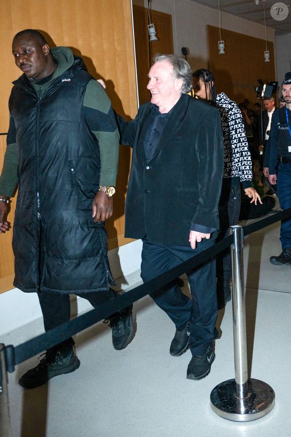 Gérard Depardieu, accompagné de sa fille Roxane, quitte son procès pour agressions sexuelles sur deux femmes lors d'un tournage de film en 2021 au tribunal correctionnel de Paris, France, le 24 mars 2025. Depardieu, 76 ans, qui a réalisé plus de 200 films et séries télévisées, a été accusé de comportement inapproprié par une vingtaine de femmes, mais c'est la première affaire à être jugée. Les deux plaignantes - Amélie, 54 ans, décoratrice, et Sarah (nom modifié), 34 ans, assistante réalisatrice - allèguent une agression sexuelle lors du tournage en 2021 de « Les Volets Verts » du réalisateur Jean Becker. © Yehiel Chekroune/Bestimage