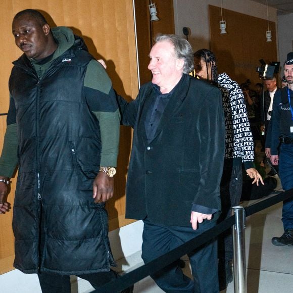 Gérard Depardieu, accompagné de sa fille Roxane, quitte son procès pour agressions sexuelles sur deux femmes lors d'un tournage de film en 2021 au tribunal correctionnel de Paris, France, le 24 mars 2025. Depardieu, 76 ans, qui a réalisé plus de 200 films et séries télévisées, a été accusé de comportement inapproprié par une vingtaine de femmes, mais c'est la première affaire à être jugée. Les deux plaignantes - Amélie, 54 ans, décoratrice, et Sarah (nom modifié), 34 ans, assistante réalisatrice - allèguent une agression sexuelle lors du tournage en 2021 de « Les Volets Verts » du réalisateur Jean Becker. © Yehiel Chekroune/Bestimage