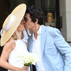Les jeunes mariés, Jean-Luc Lahaye et sa femme Paola (Lahaye-Aubin) à la sortie de la mairie du 18ème arrondissement de Paris - J.L.Lahaye s'est marié en secondes noces avec sa compagne P.Aubin à la mairie du 18ème arrondissement de Paris, le 2 juillet 2025. Des célébrités ont répondu à l'invitation, dont F.Lalanne qui a fait le déplacement spécialement pour l'occasion depuis Aix-en-Provence. Toutefois, la grande absente à cet événement est Margaux, une des deux filles du marié, paraplégique après une chute du 2ème étage de son appartement parisien survenue en 2019. Agence / Bestimage