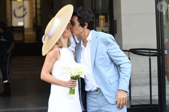 Les jeunes mariés, Jean-Luc Lahaye et sa femme Paola (Lahaye-Aubin) à la sortie de la mairie du 18ème arrondissement de Paris - J.L.Lahaye s'est marié en secondes noces avec sa compagne P.Aubin à la mairie du 18ème arrondissement de Paris, le 2 juillet 2025. Des célébrités ont répondu à l'invitation, dont F.Lalanne qui a fait le déplacement spécialement pour l'occasion depuis Aix-en-Provence. Toutefois, la grande absente à cet événement est Margaux, une des deux filles du marié, paraplégique après une chute du 2ème étage de son appartement parisien survenue en 2019. Agence / Bestimage