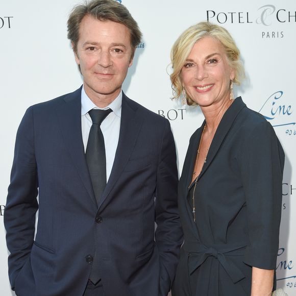 Interviewée par les journalistes de Paris Match, la maman d'Oriane (née en 1995 de son amour avec le metteur en scène et adaptateur Dominique Deschamps) a évoqué leur relation amoureuse qui ne lui a laissé que des bons souvenirs. 

Michèle Laroque et son compagnon François Baroin - Soirée du 90ème anniversaire de Line Renaud sur le Bateau Potel et Chabot "Pavillon Seine" à Paris le 2 juillet 2018. © Coadic Guirec/Bestimage