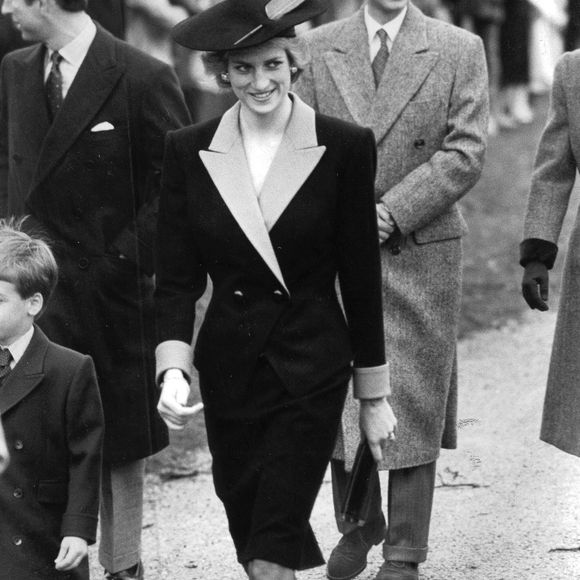 La princesse Diana et d'autres membres de la famille royale se rendent à l'église de Sandringham le jour de Noël 1988.
Copyright Express Newspapers