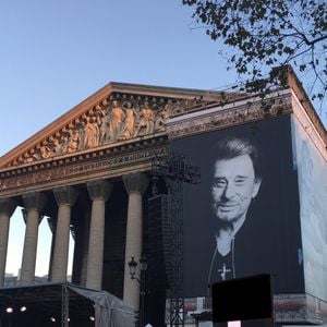 Illustration de l'église de La Madeleine avec le portrait de Johnny Hallyday sur la façade le jour de ses obsèques à Paris. Le 9 décembre 2017
© Céline Bonnarde / Bestimage