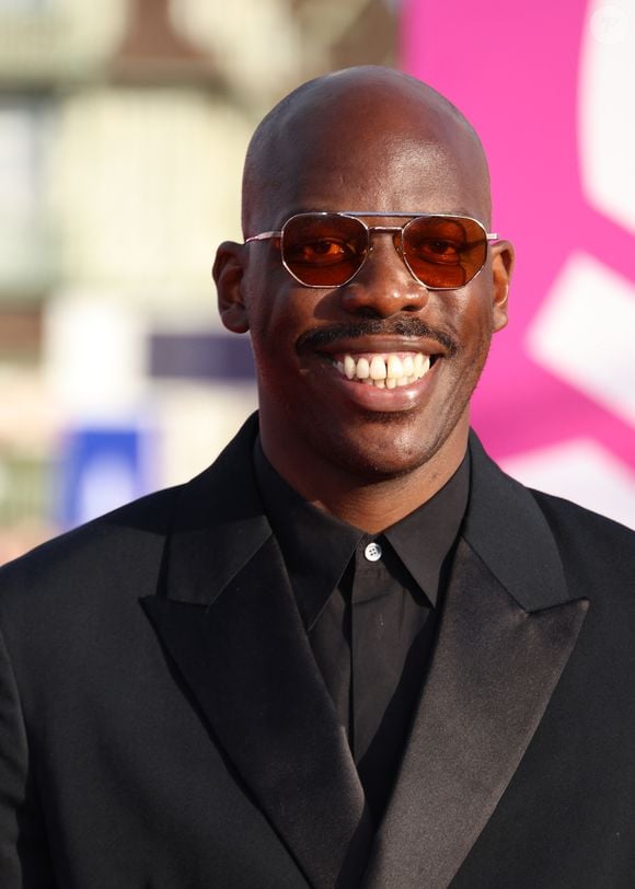 Jean-Pascal Zadi - Tapis rouge de la cérémonie d'ouverture du 51éme Festival du Cinema Américain de Deauville à Deauville le 5 septembre 2025. © Denis Guignebourg/Bestimage