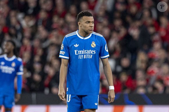 Kylian Mbappe 10 du Real Madrid CF regarde le match de l'UEFA Champions League entre SL Benfica et Real Madrid CF à l'Estadio do SL Benfica le 17 février 2026 

Photo : Imago/PsnewZ/Bestimage