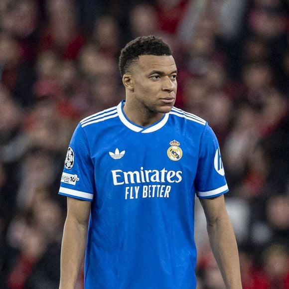 Kylian Mbappe 10 du Real Madrid CF regarde le match de l'UEFA Champions League entre SL Benfica et Real Madrid CF à l'Estadio do SL Benfica le 17 février 2026 

Photo : Imago/PsnewZ/Bestimage
