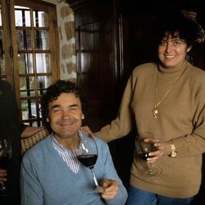 Archives -  En France, à Nangis, portrait de Pierre Perret chez lui, avec sa fille Julie et sa femme Rebecca en novembre 1987 Michel CROIZARD via Bestimage