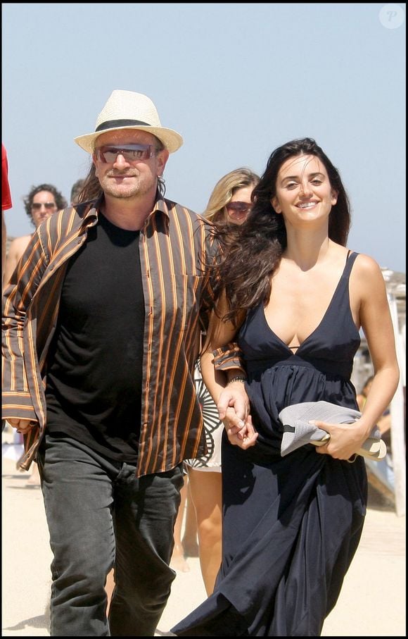Sous les canisses du Club 55, les anecdotes ne manquent pas : il y refaisait le monde avec John Kerry, discutait du climat avec Marion Cotillard ou riait d’un mot d’esprit avec Bono. Depuis qu'ils sont arrivés à Saint-Tropez, Penélope Cruz et Bono (du groupe U2) ne se quittent plus et se promènent main dans la main. Les stars débarquent au Club 55, à Saint-Tropez. © AGENCE / BESTIMAGE