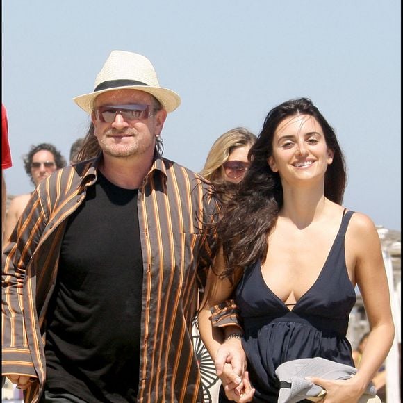 Sous les canisses du Club 55, les anecdotes ne manquent pas : il y refaisait le monde avec John Kerry, discutait du climat avec Marion Cotillard ou riait d’un mot d’esprit avec Bono.

Depuis qu'ils sont arrivés à Saint-Tropez, Penélope Cruz et Bono (du groupe U2) ne se quittent plus et se promènent main dans la main. Les stars débarquent au Club 55, à Saint-Tropez. © AGENCE / BESTIMAGE