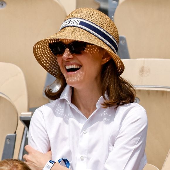 Lors d'un entretien accordé à Net-A-Porter justement, l'actrice a partagé ses observations sur l'éducation et le comportement des jeunes Français.

Natalie Portman en tribunes lors de la finale messieurs des Internationaux de France de Tennis de Roland Garros 2025 (jour 15), à Paris, France, le 8 juin 2025. © Cyril Moreau/Bestimage