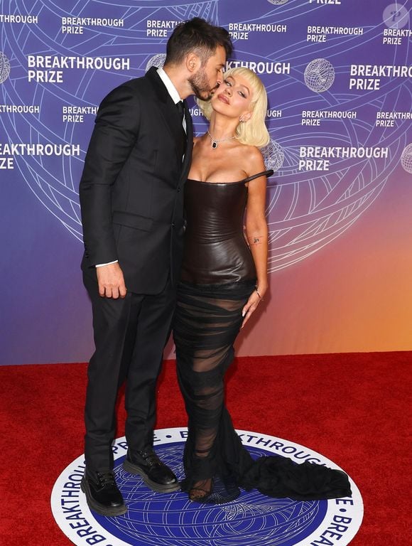 Les looks ont oscillé entre robes bustier, créations de haute couture et accessoires luxueux.

Des célébrités et des invités ont assisté à la 12e édition du Breakthrough Prize au Barker Hangar à Santa Monica, en Californie.
Backgrid USA / Bestimage