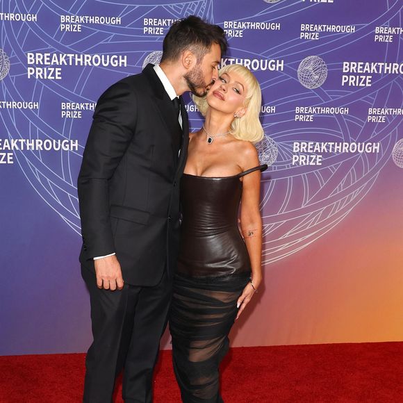 Les looks ont oscillé entre robes bustier, créations de haute couture et accessoires luxueux.

Des célébrités et des invités ont assisté à la 12e édition du Breakthrough Prize au Barker Hangar à Santa Monica, en Californie.
Backgrid USA / Bestimage