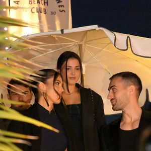 Antoine Dupont et l'ex Miss France Iris Mittenaere au photocall du Grand Dîner en toute intimité avec Dadju sur la plage de l'hôtel Carlton en marge du 78ème Festival International du Film de Cannes, France, le 17 mai 2025. © Lionel Urman/Bestimage